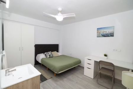 Carrer del Pintor Ferrandis, Valencia, Valencian Community 46011 - Photo 2