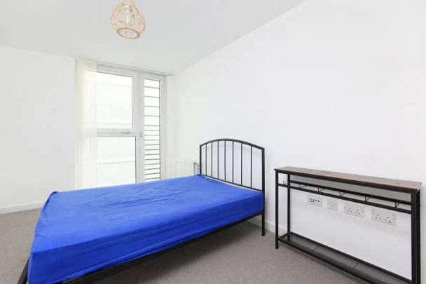 2 bedroom flat in 11 Hardwicks Square - Photo 1