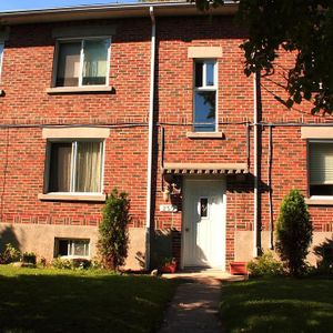 GRAND 5 1/2 RÉNOVE, PRES BORD DE L'EAU, JARDIN, SOUS-SOL ET 1 PARKING INCLUS - Photo 2