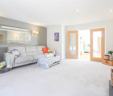 The Elms, Great Chesterford, Saffron Walden - Photo 2