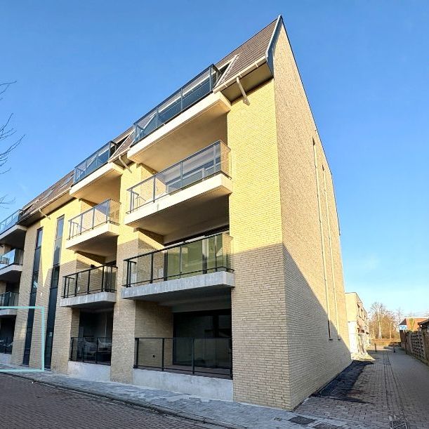 Gelijkvloers nieuwbouwappartement met 3 slaapkamers en terras - Photo 1