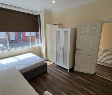 4 bedroom semi-detached house to rent - Photo 4