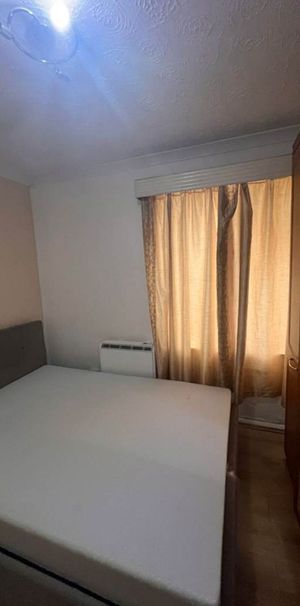 Room in a Shared Flat, Longbridge Road, IG11 - Photo 1