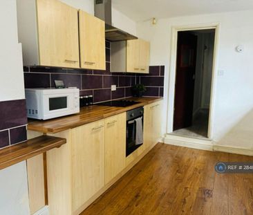 1 bedroom in a house share to rent - Photo 4