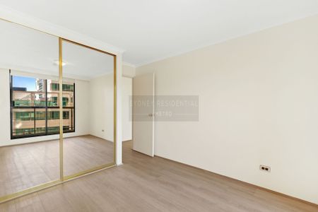 Charming Two-Bedroom Apartment - Windsor Plaza - Photo 2