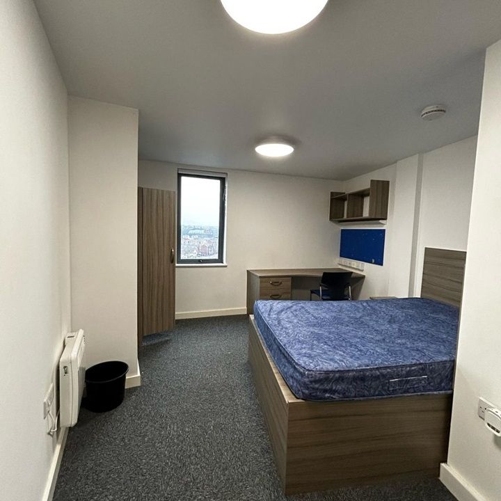 Room in a Shared Flat, Grafton Street, M13 - Photo 1