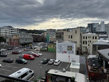 Modern 2BR City Haven - Balcony & Parking! - Photo 4