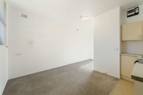 Freshly updated apartment in an unbeatable Burwood location - Photo 1