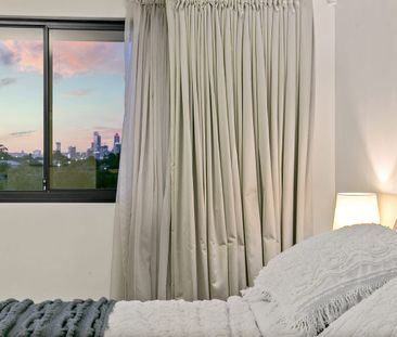 4 BEDROOM KENSINGTON FAMILY HOME - Photo 5