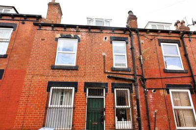 2 bedroom House in Harold View, Leeds - Photo 1