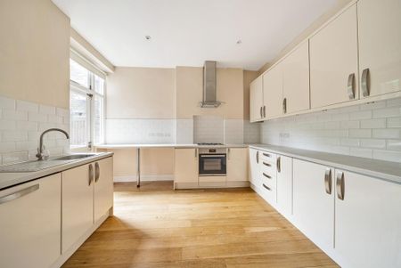 3 bedroom flat to rent - Photo 3