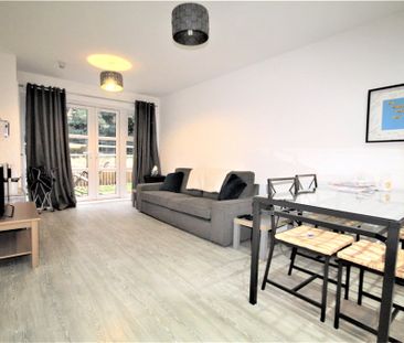 Queenswood Crescent, Englefield Green, Egham, Surrey, TW20 0AT - Photo 2