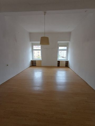 Sonnige, günstige Kleinwohnung mit Küchenblock, Badezimmer mit Dusche, WC und Möglichkeit eines PKW Abstellplatzes! - Photo 2