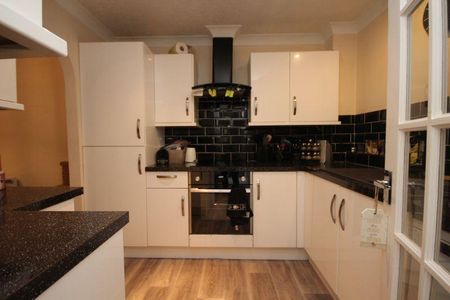 3 bedroom end of terrace house to rent - Photo 3