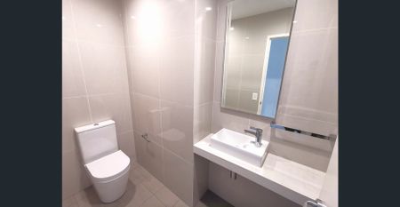 Water front dual-level single bedroom apartment. North facing with magnificent water view and huge bedroom. Only $830 per week - Photo 5