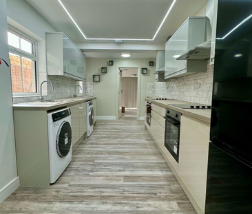 Modern Rooms with Private En-Suites – Just 5 Minutes from Watford G... - Photo 3