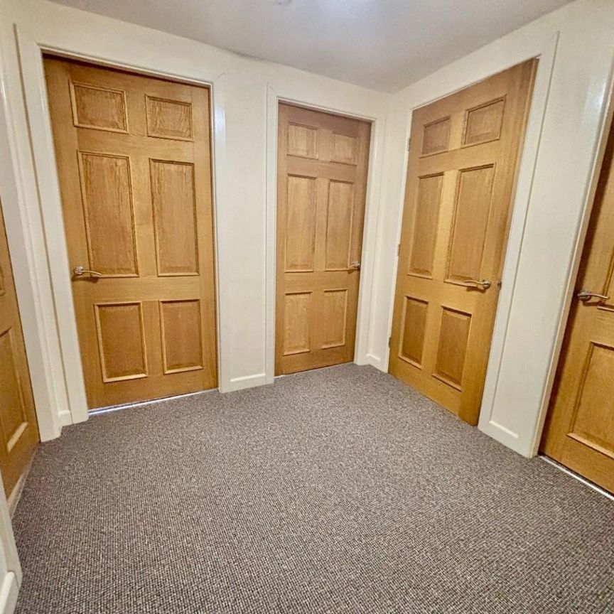 2 bedroom Flat To Let - Photo 1