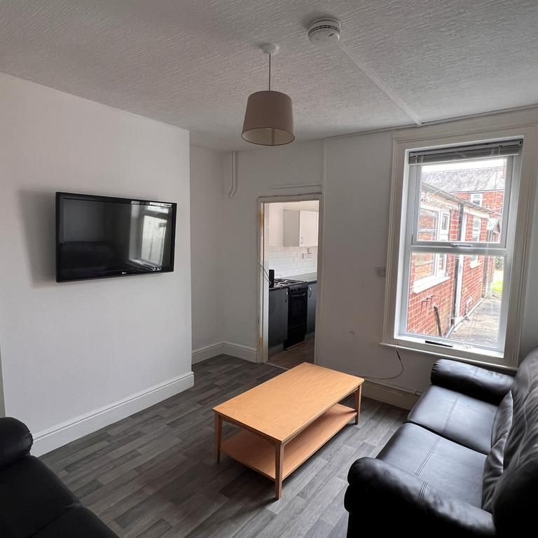 3 bedroom terraced house to rent - Photo 1