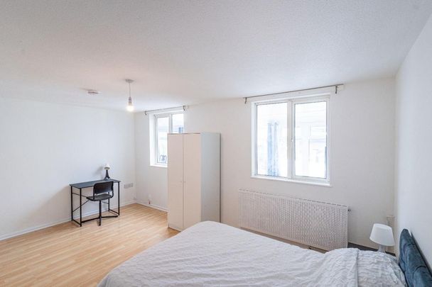 4 bedroom end of terrace house to rent - Photo 1