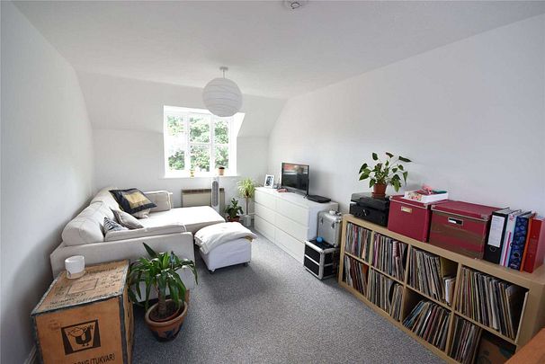 A wonderful top floor two bedroom flat - Photo 1