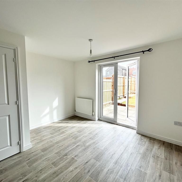2 bedroom end of terrace house to rent - Photo 1