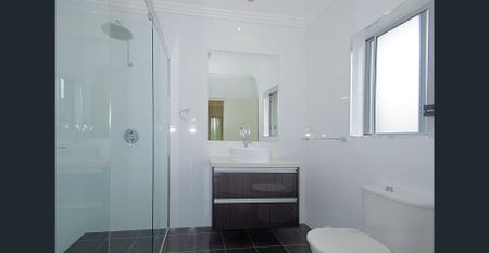 Luxury Four Bedroom Full Brick Duplex - Photo 4