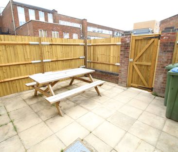 4 bedroom terraced house to rent - Photo 2