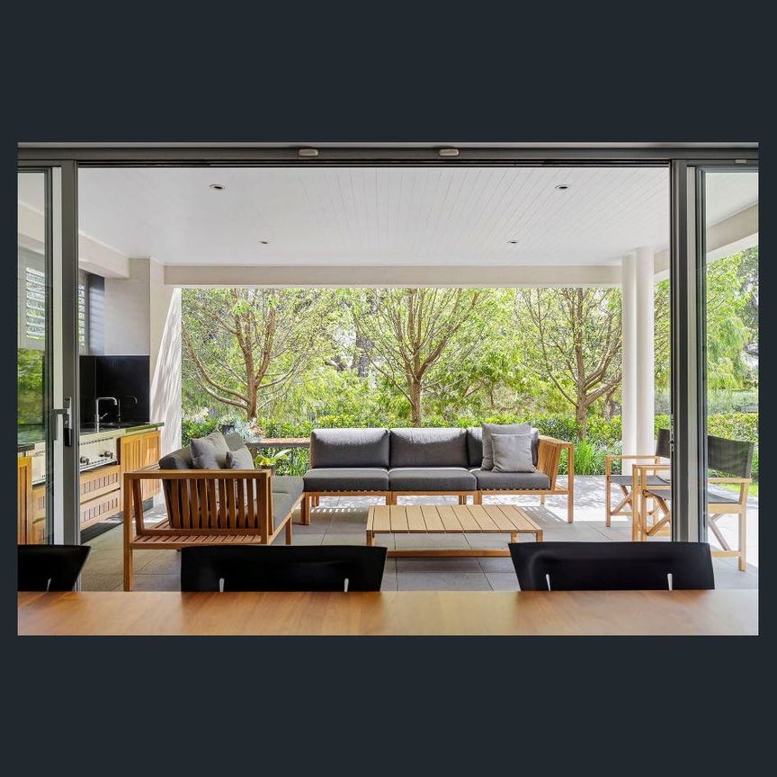 Elegant Family Haven in Perry Lakes – Space, Style & Parkside Perfection! - Photo 1