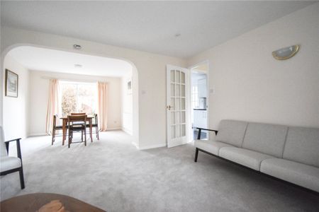 Well presented 4 bedroom detached house to rent in Milton offering excellent access to City centre, Science Park, A14 & M11. Medium size rear garden with patio area. GCH. Garage. Driveway parking. Local amenities close by. Furnished. - Photo 2