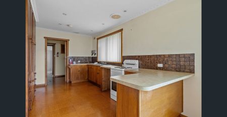 Spacious 3-Bedroom Home in Quiet Norwood Court - Photo 3