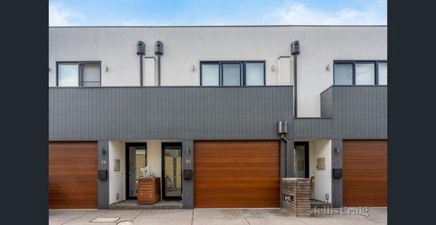 Three Bedroom Townhouse with Courtyard in Prime Location - Photo 1