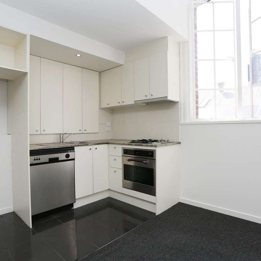 STYLISH ONE BEDROOM APARTMENT - Photo 1