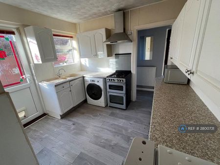 3 bedroom semi-detached house to rent - Photo 3