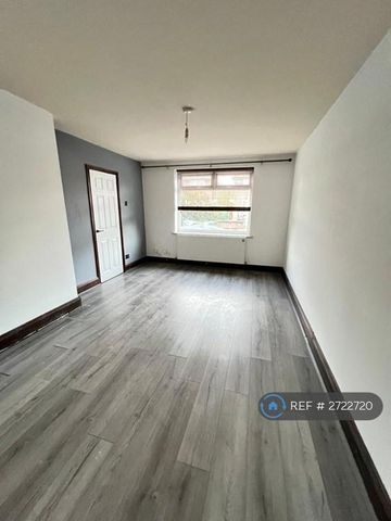 4 bedroom semi-detached house to rent - Photo 2