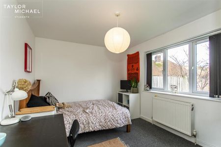 6 bedroom detached bungalow to rent - Photo 2