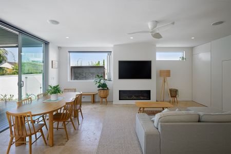 Superb Family Entertainer in Prized Locale - Photo 5