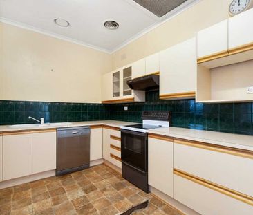 THREE BEDROOM HOME - SHORT TERM LEASE ONLY - Photo 6