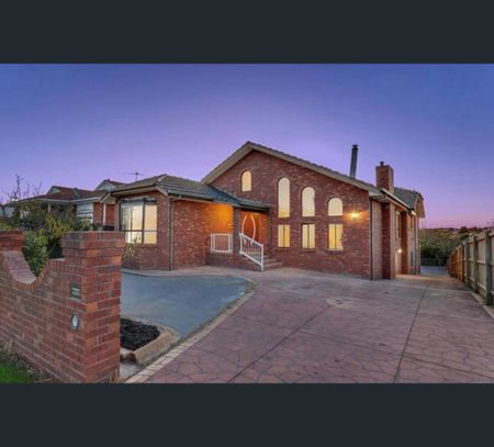 15 Ashleigh Crescent, Meadow Heights, Vic 3048 - Photo 2