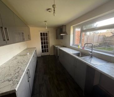3 bedroom semi-detached house to rent - Photo 4
