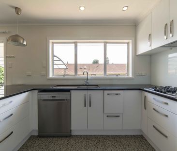Beautifully Presented Home in Chartwell - Photo 5