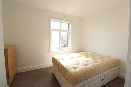 4 bedroom semi-detached house to rent - Photo 2