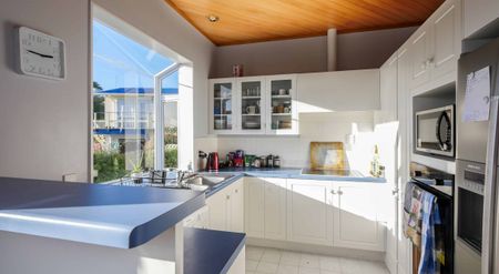 Spacious home in sought after location - Photo 3