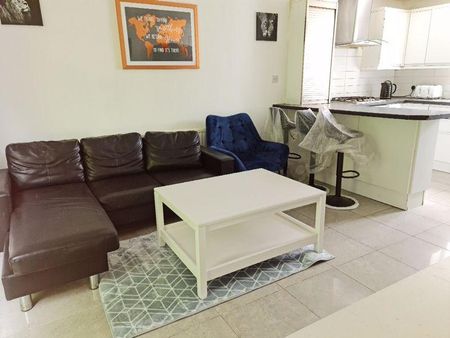 6 bedroom townhouse to rent - Photo 2