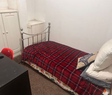 Room in a Shared House, Gill St, M9 - Photo 2