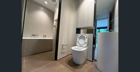 East-Facing Three Bedroom Apartment with Modern, Contemporary Design - Photo 4