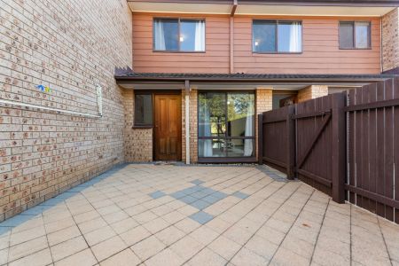 Fantastic 3 bedroom townhouse -6 month lease only - Photo 4