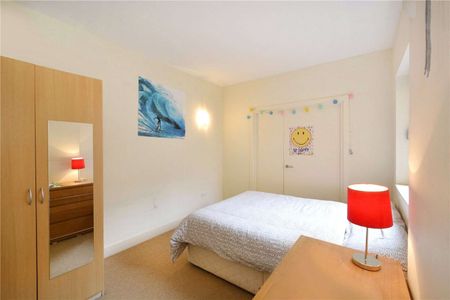 1120 sq ft modern apartment close to Tobacco Dock with private balcony. - Photo 4