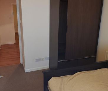 2 Bed Flat, West Lodge, E16 - Photo 3