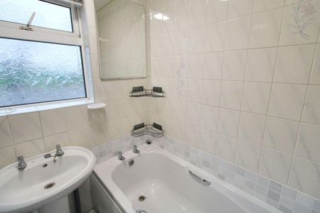 3 bed terraced house to rent in NE6 - Photo 2