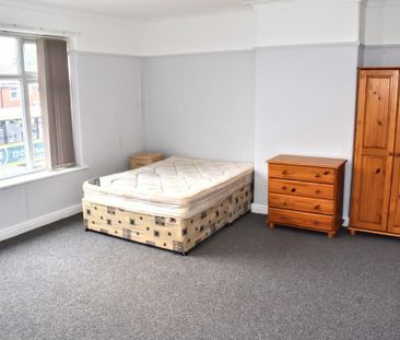 4 bedroom semi-detached house to rent - Photo 3